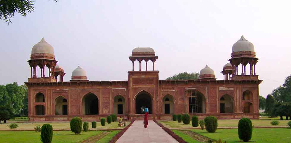 Sikandra Tomb travel Guide